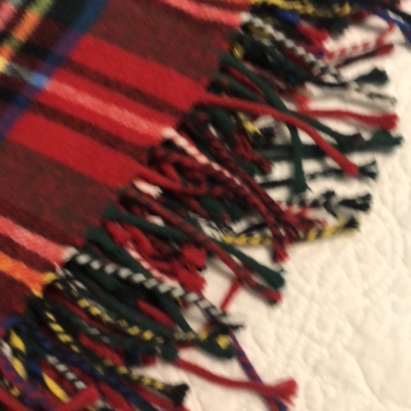Pretty red plaid fringed throw - Picture 2 of 3